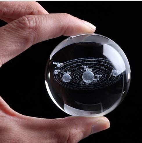 3D solsystem, graverad miniatyrkristallkula med solsystemplaneter, hem och kontor