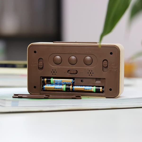 Batteridriven trä LCD digital väckarklocka, smart sensor nattlampa med snooze, datum, tempera