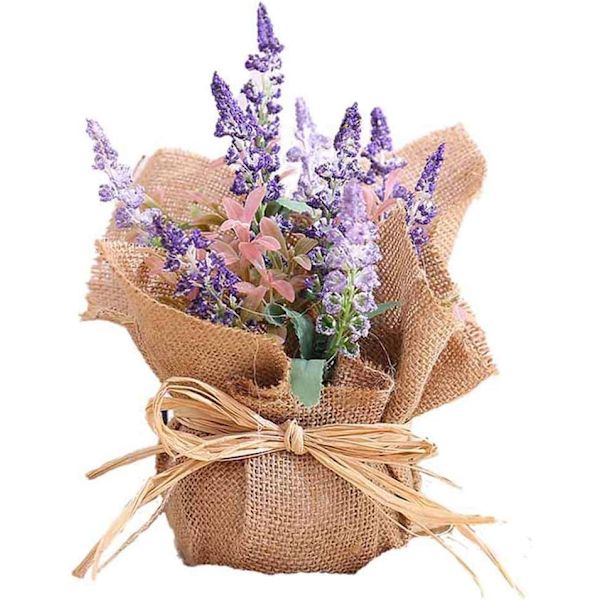 Lila konstgjord blomkruka krukväxter med dekorativa konstgjorda växter i jute för hemmet