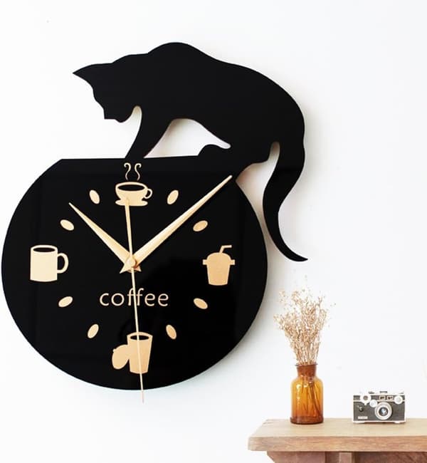 Väggklocka i tecknad stil med klättrande katt, kaffemugg och texten \"Coffee\"