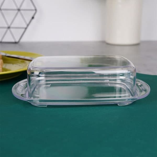 Transparent smörbehållare för bekväm och fräsch förvaring.