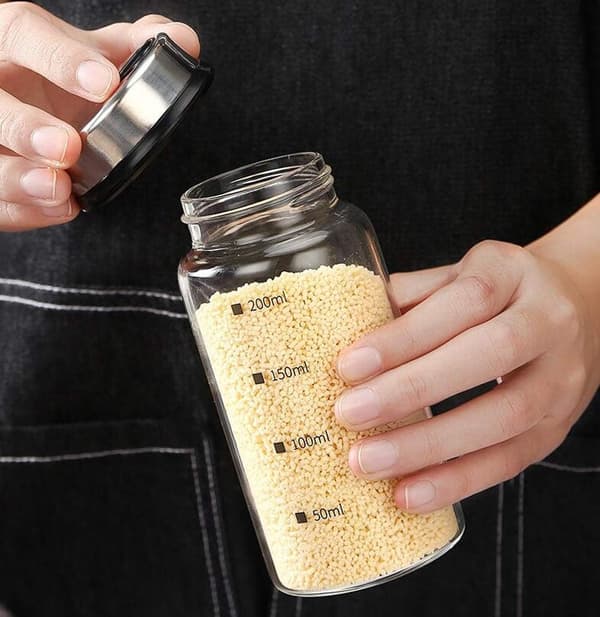 Salt- och pepparkvarnar i glas med justerbara tapphål