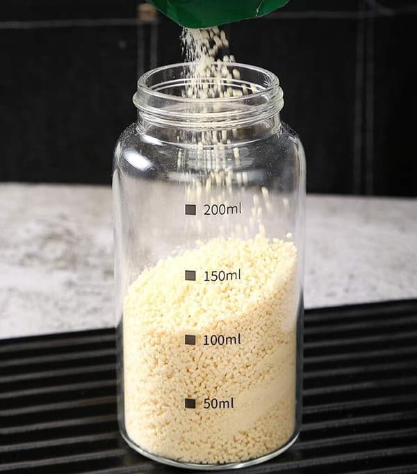 Salt- och pepparkvarnar i glas med justerbara tapphål
