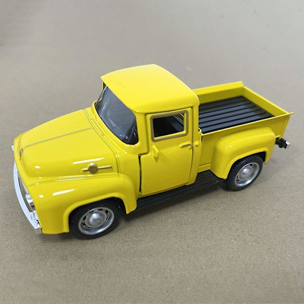 Seostettu Pickup-kuorma-auton malli Kaksi-ovinen maastoauto Näyttömallikokoelma Auto yellow