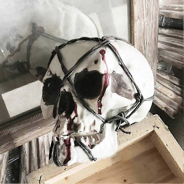 Pelottava verinen rautalangalla kääritty kalloluuranko aavemaisen talon sisustus Halloween-rekvisiitta