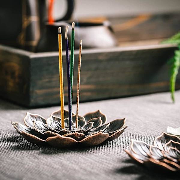 Lotus- suitsukkeenpidike, messinkinen suitsukkeenpidike 6 suitsukkeen reiällä, irrotettava tuhkakuppi toimistoon, kotiin, makuuhuoneeseen, joogasaliin, teehuoneeseen ZD Q