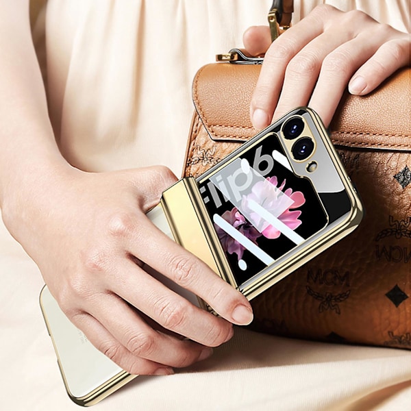 Samsung Galaxy Z Flip 6:lle suunniteltu kirkas ja ohut PC-materiaalista valmistettu suojakotelo, magneettisella saranasuojalla ja ulkoisen näytön suojalla gold