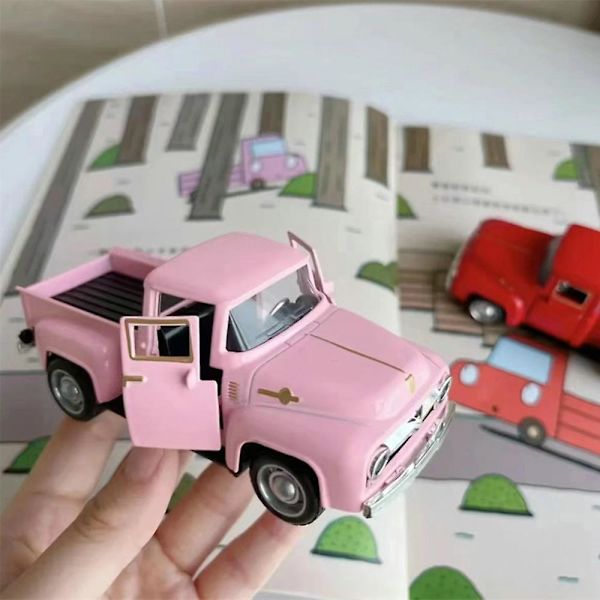 Seostettu Pickup-kuorma-auton malli Kaksi-ovinen maastoauto Näyttömallikokoelma Auto red