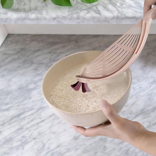 Multifunktionel risafløb (pink), til dræning og opbevaring af ris, frugt og grøntsager.