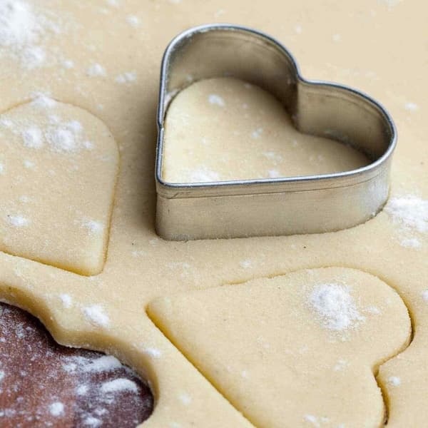 Hjerteformet kakestikkersett i rustfritt stål (6 deler), med oppbevaringsboks, for baking av kjeks og kaker, sølv.