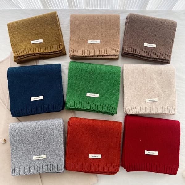 Stickad vinterhalsduk, unisex, enfärgad, längd 155*20 cm, benvit.