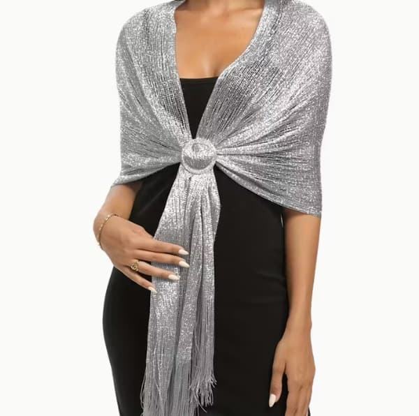 Guldfärgad glansig cape med tofsfåll, perfekt för brudar, bröllopsfester, aftonklänningar och accessoarer.