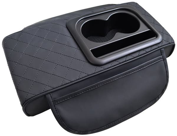 Bilens midtarmlene oppbevaringsmatte med koppholder, et vanlig biltilbehør for lastebiler.