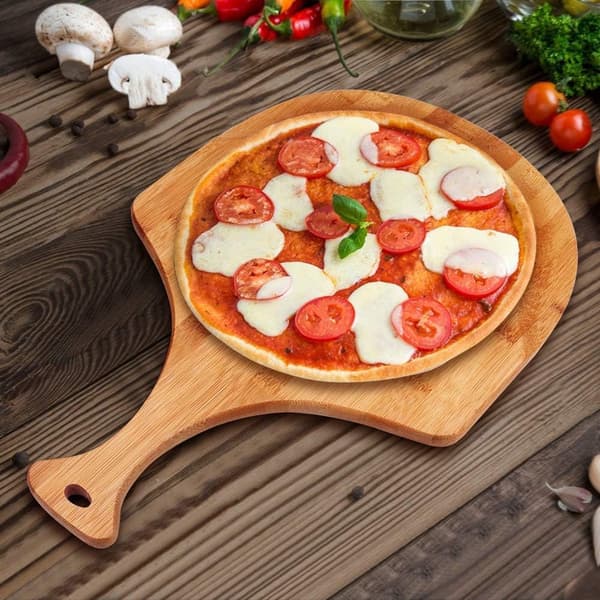 Pizzaspade i bambus med håndtak for oppheng, brukes til baking og servering av mat, trefarge.