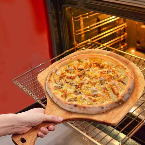 Pizzaspade i bambus med håndtak for oppheng, brukes til baking og servering av mat, trefarge.