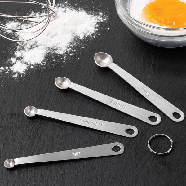 4-delt måleskje-sett i rustfritt stål, egnet for både våt og tørr baking.