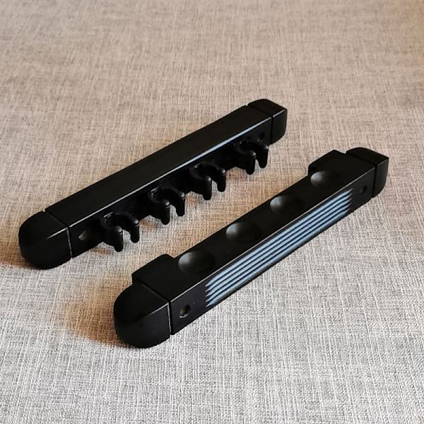 Seinään kiinnitettävä biljardikepin teline 4 reiällä, musta