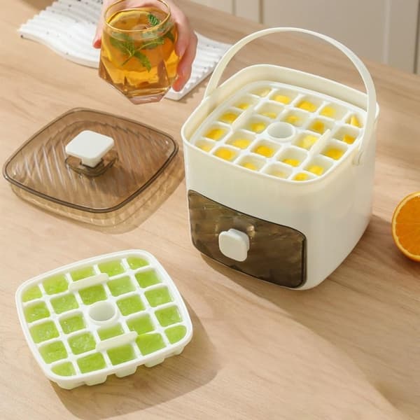 Nedtryckbar isform (vit), gör 48 isbitar, med lock, lämplig för hemmapicknick och cocktails.