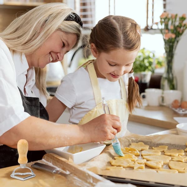 Trehåndtak og rulle rund kakestikker, julebaking, sølv