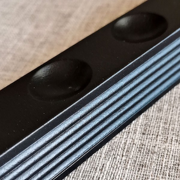 Seinään kiinnitettävä biljardikepin teline 4 reiällä, musta
