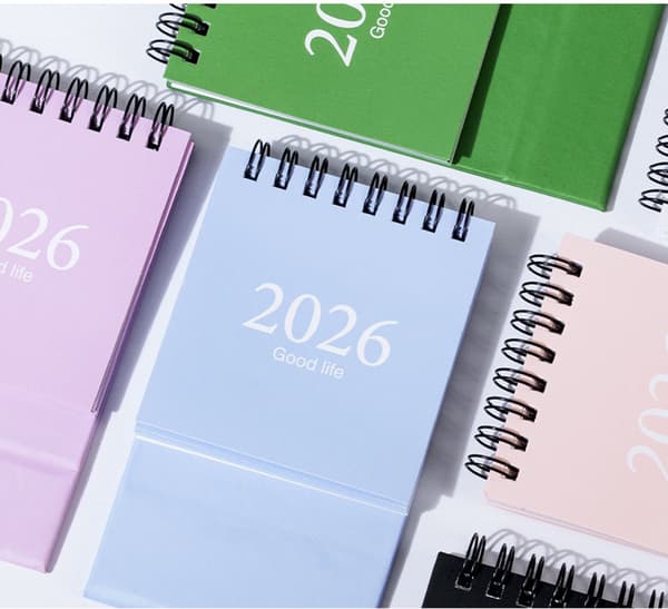 Mini skrivebordskalender, januar 2026 – juli 2027, 9,5 x 7,5 cm, svart.