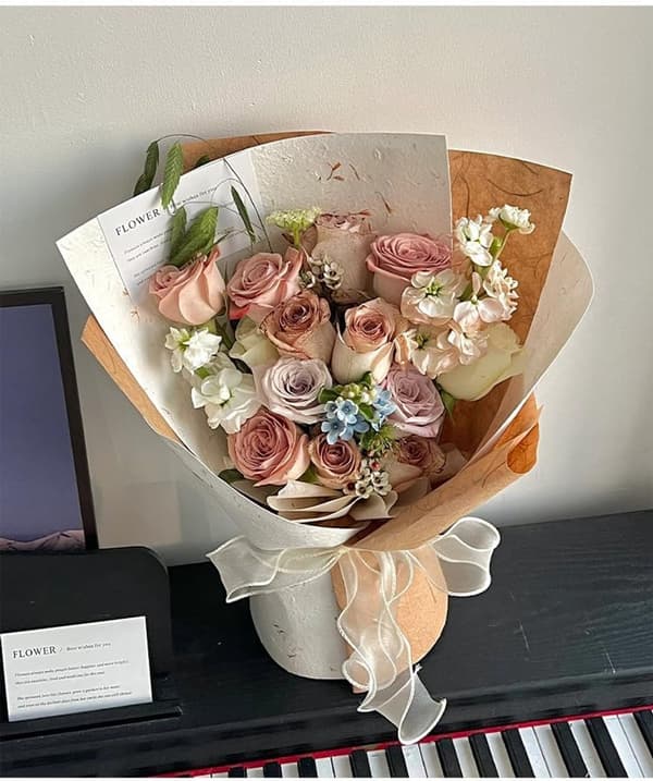 ING Fyra ark litet blomstermönstrat presentpapper, handrivet kronbladspapper (benvitt)