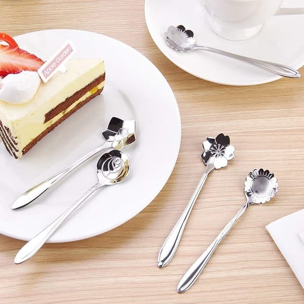 Tesett i rustfritt stål med blomstermønster (8 deler), for røring av kaffe, desserter og iskrem, sølv.