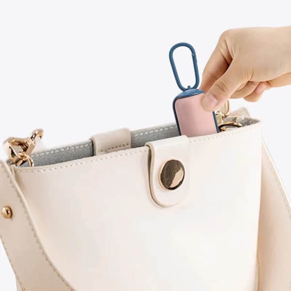 Hundetisseposeholder, 2-pak, 8,4 x 4,3 cm, med karabinhage til fastgørelse til snor, pink og blå.