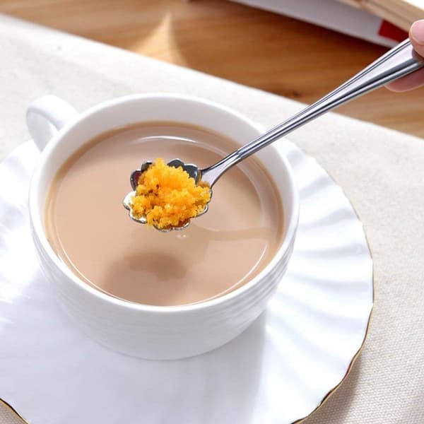 Tesett i rustfritt stål med blomstermønster (8 deler), for røring av kaffe, desserter og iskrem, sølv.
