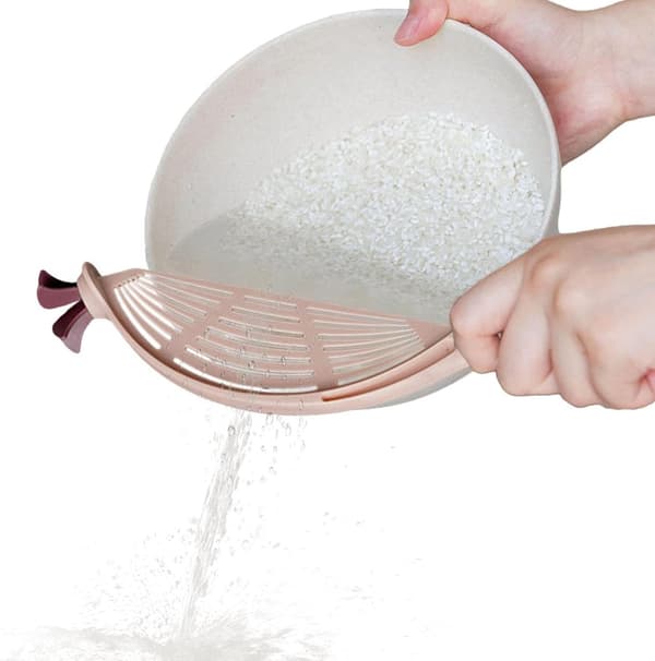 Multifunksjonell risavrenner (rosa), for drenering og oppbevaring av ris, frukt og grønnsaker.