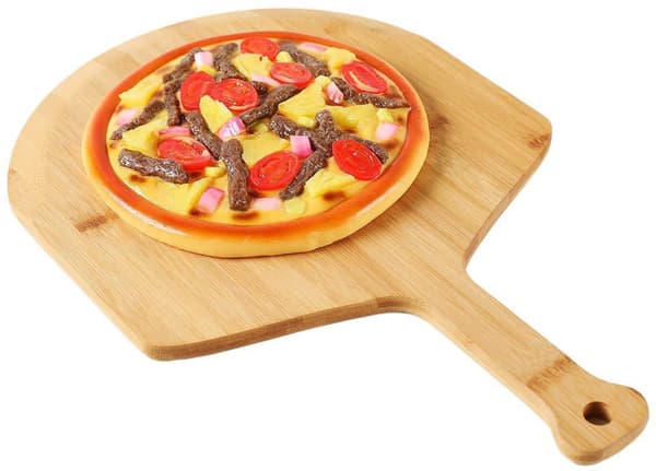 Pizzaspade i bambus med håndtak for oppheng, brukes til baking og servering av mat, trefarge.