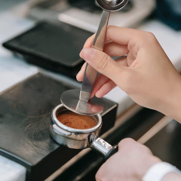 2-i-1 kaffestamper og måleske sæt, til stampning af kaffebønner, sølv.