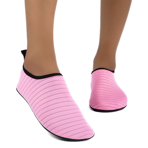 Vattenskor för kvinnor Herr Snabbtorkande Aqua Strumpor Simma Strand Barfota Yoga Träningskläder Sport Accessoarer Pool Camping måste ha Vuxen Ungdom Storlek Pink 42-43