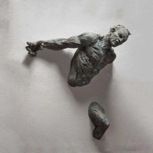 3D genom vägg Figur Skulptur Harts Elektroplätering Imitation Koppar Abstrakt Klättring Man Staty Vardagsrum Heminredning
