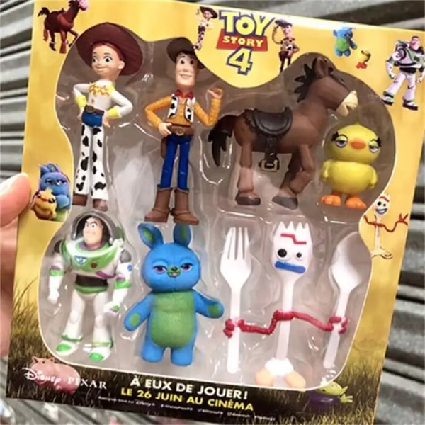 2023 Toy Story 7 ST Action Figur Leksaker Woody Jessie Buzz Lightyear Forky Pig Bear Figura Set Dockfigur Barn Presenter