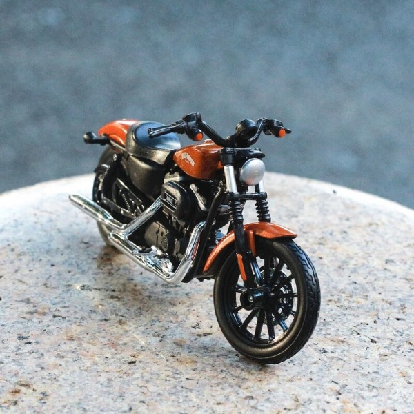 Maisto klassisk motorcykelmodell Harley Davidson Sportter, Iron Alloy 883, Metall gjuten under tryck, barnleksakspresent, 1:18 2012 XL 1200N