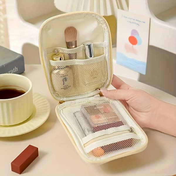 En kompakt og elegant makeup-taske til touch-ups, perfekt til rejser og let at bære. 【White】