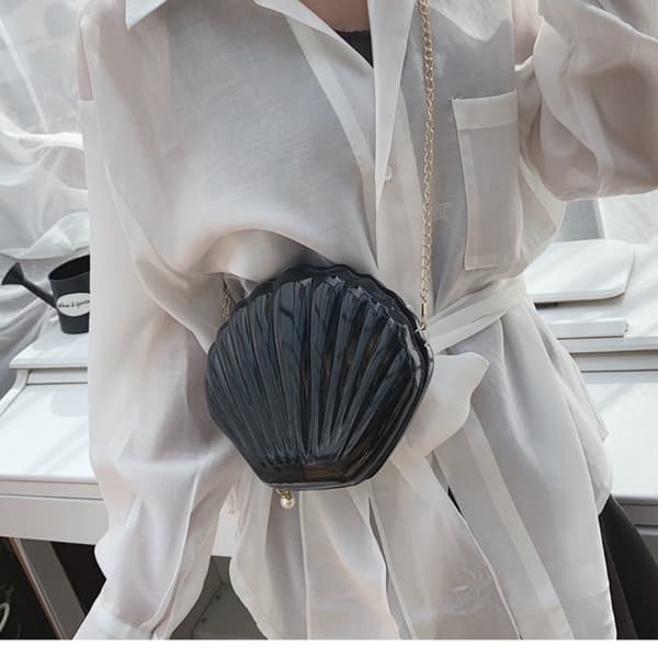 Skuldervesker Shell bag SVART black