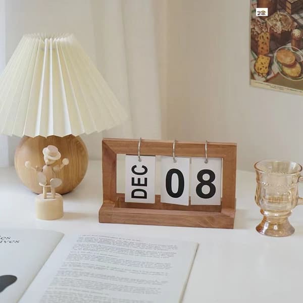 Evighedskalender i træ med vendbare måneder og datoer 2 2 2 2