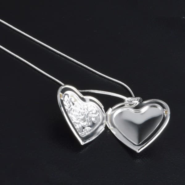 Silverhalsband med öppningsbart hjärthänge - Blomma