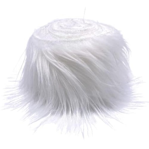 Luden och fluffig konstgjord päls i tyg, förskurna remsor av fuskpäls, fluffiga rullar av päls, DIY-band av fuskpäls