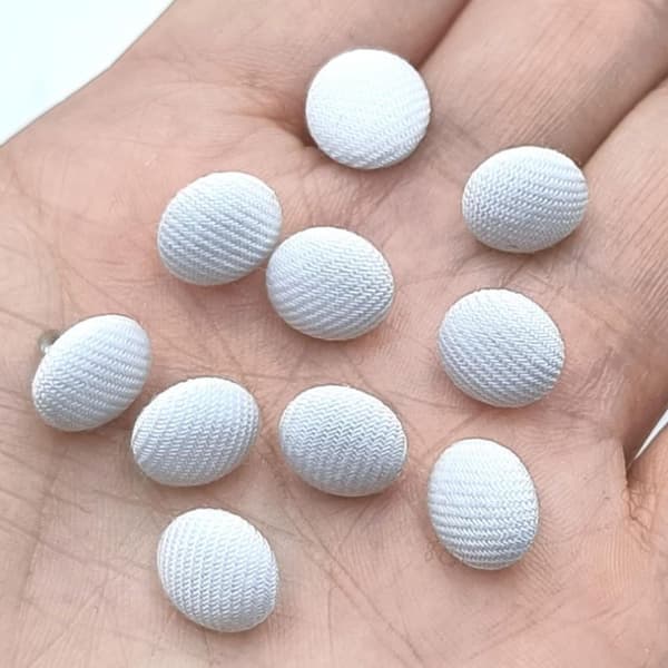70 st 12,5 mm smokingknapp vit tygklädd knapp