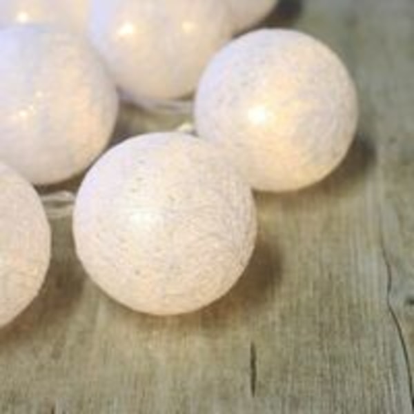 White Cotton Ball Light Garland - Vit