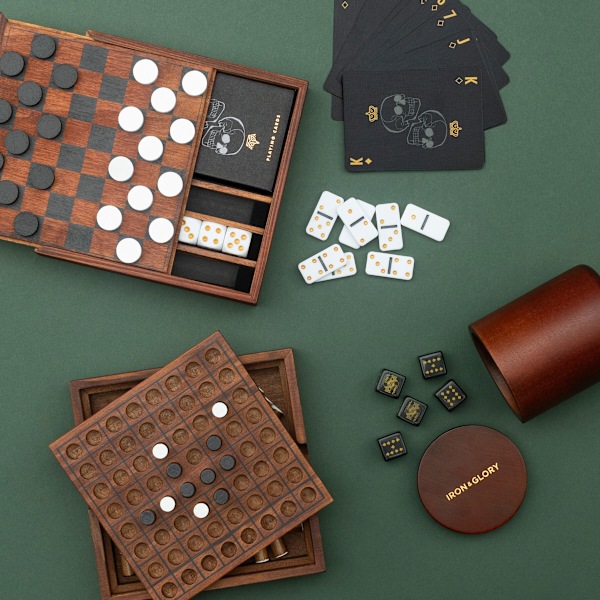 Rautaa ja Kunjaa Puinen Reversi Strategiapeli
