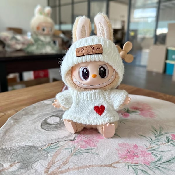 [HH] Labubu Dukke Vinter Genser Sett Andre Generasjon LABUBU Sitte-ned Party Serie Dukke Dukkeklær White hat + love sweater