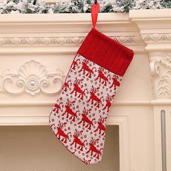 Nya stickade julstrumpor, julklappsväskor, juldekorationer, julstrumpor, presentetiketter