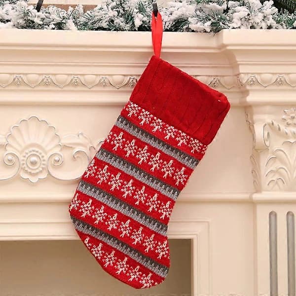 Nya stickade julstrumpor, julklappsväskor, juldekorationer, julstrumpor, presentetiketter