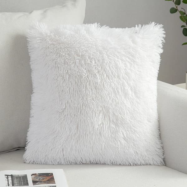 2-pack fluffig kudde i fuskpäls. Örngott 43X43cm Vit