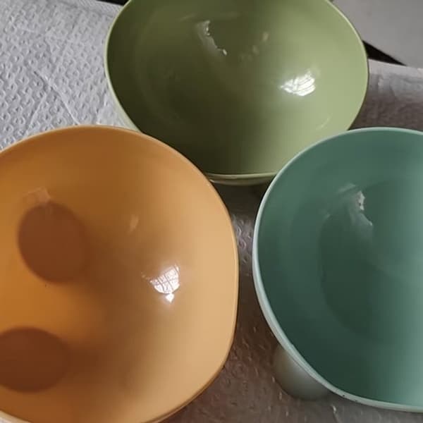 Forhøjet kæledyrsfoder- og vandskål, stabilt anti-vælte design, til katte og små hunde, daglig fodring, gul