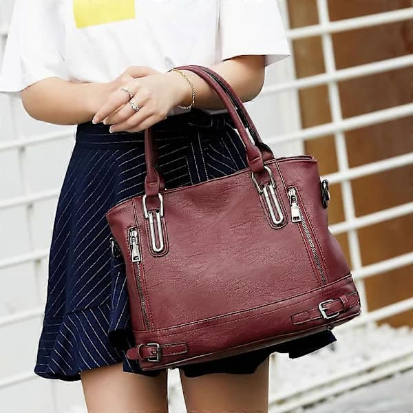 Stilfull damhandväska med axelrem svart